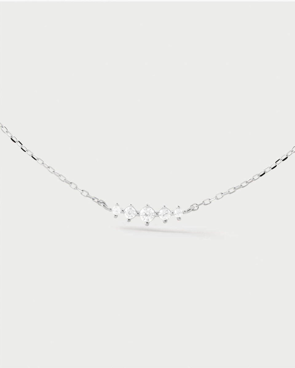 El Collar Estela PDPAOLA es un collar de plata con motivo central con circonitas engastadas no puede faltar en tu vestuario.