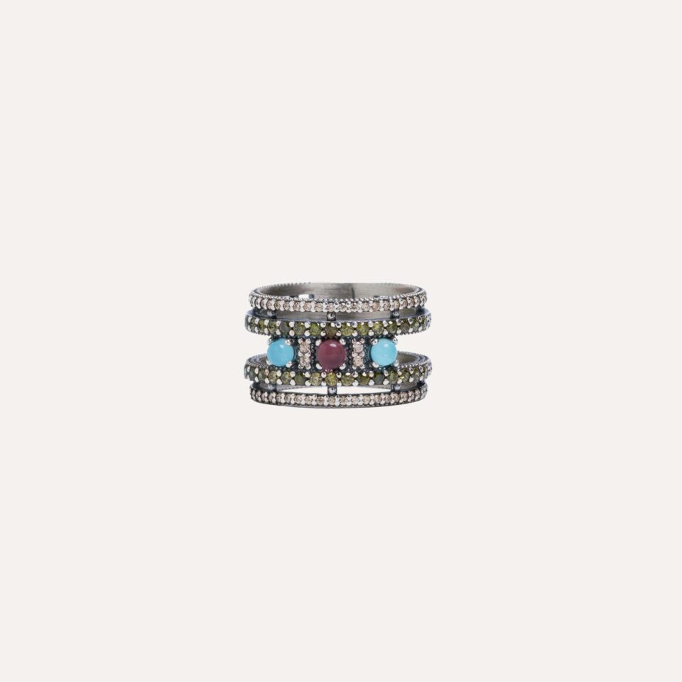 El ANILLO SUNFIELD AN065432 es un anillo de plata de ley 925 con circonitas. Tiene engastado un cuarzo rosa y dos aguamarinas. Anchura total de 13mm.