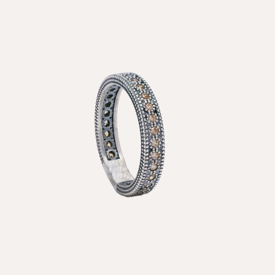 El ANILLO SUNFIELD AN065442 es un anillo de plata de ley 925 con circonitas engastadas a mano. Su diseño es el de la típica alianza entera de 4mm. de ancho.