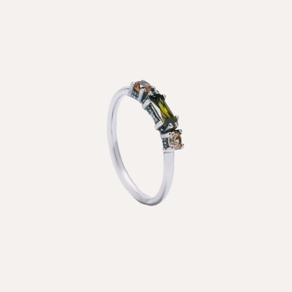 El ANILLO SUNFIELD AN065460 es un anillo de plata de ley 925 con peridoto central. Tiene engastado a mano dos circonitas color cava. Anchura total de 4mm.