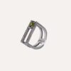 El ANILLO SUNFIELD AN065421 es un anillo de plata de ley 925 con doble brazo, con circonitas en diferentes colores  y tallas. Su diseño muestra una circonita central engastada a mano  que le da una anchura de 7mm.