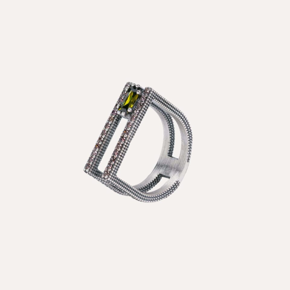 El ANILLO SUNFIELD AN065421 es un anillo de plata de ley 925 con doble brazo, con circonitas en diferentes colores  y tallas. Su diseño muestra una circonita central engastada a mano  que le da una anchura de 7mm.