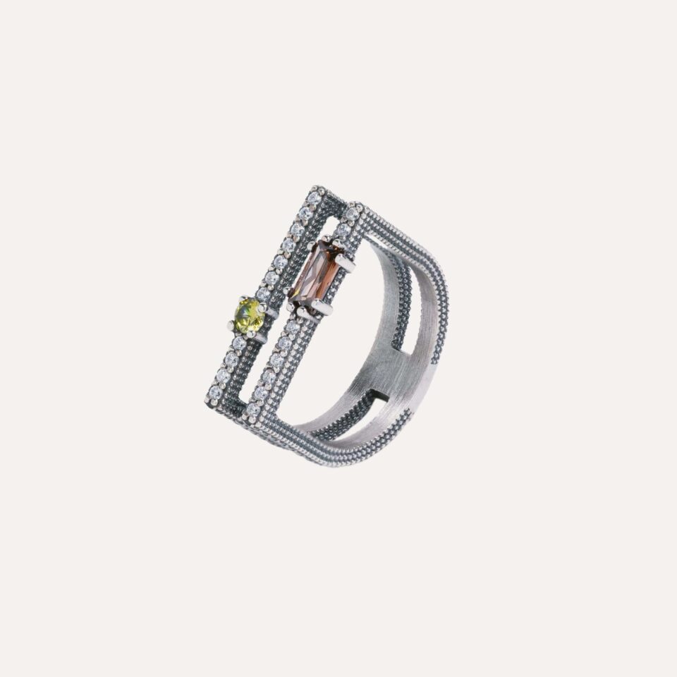 El ANILLO SUNFIELD AN065422 es un anillo de plata con doble brazo con circonitas en diferentes colores. una anchura de 7mm.