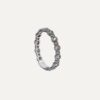 l ANILLO SUNFIELD AN065441 es ​​un anillo de plata de ley 925 con circonitas talla brillante. muestra formas rectas que le dan una anchura de 3mm.