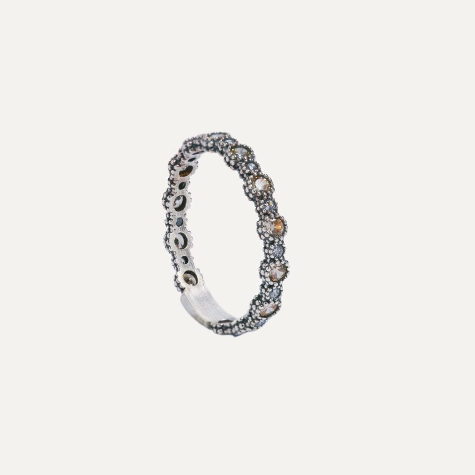 l ANILLO SUNFIELD AN065441 es ​​un anillo de plata de ley 925 con circonitas talla brillante. muestra formas rectas que le dan una anchura de 3mm.