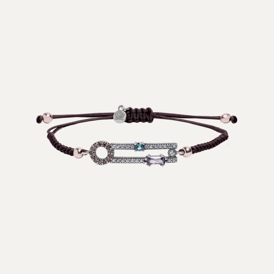 Pulsera SUNFIELD PU065421 es una pulsera con un motivo central de plata de ley 925 con circonitas en diferentes colores de talla princesa. cierre ajustable