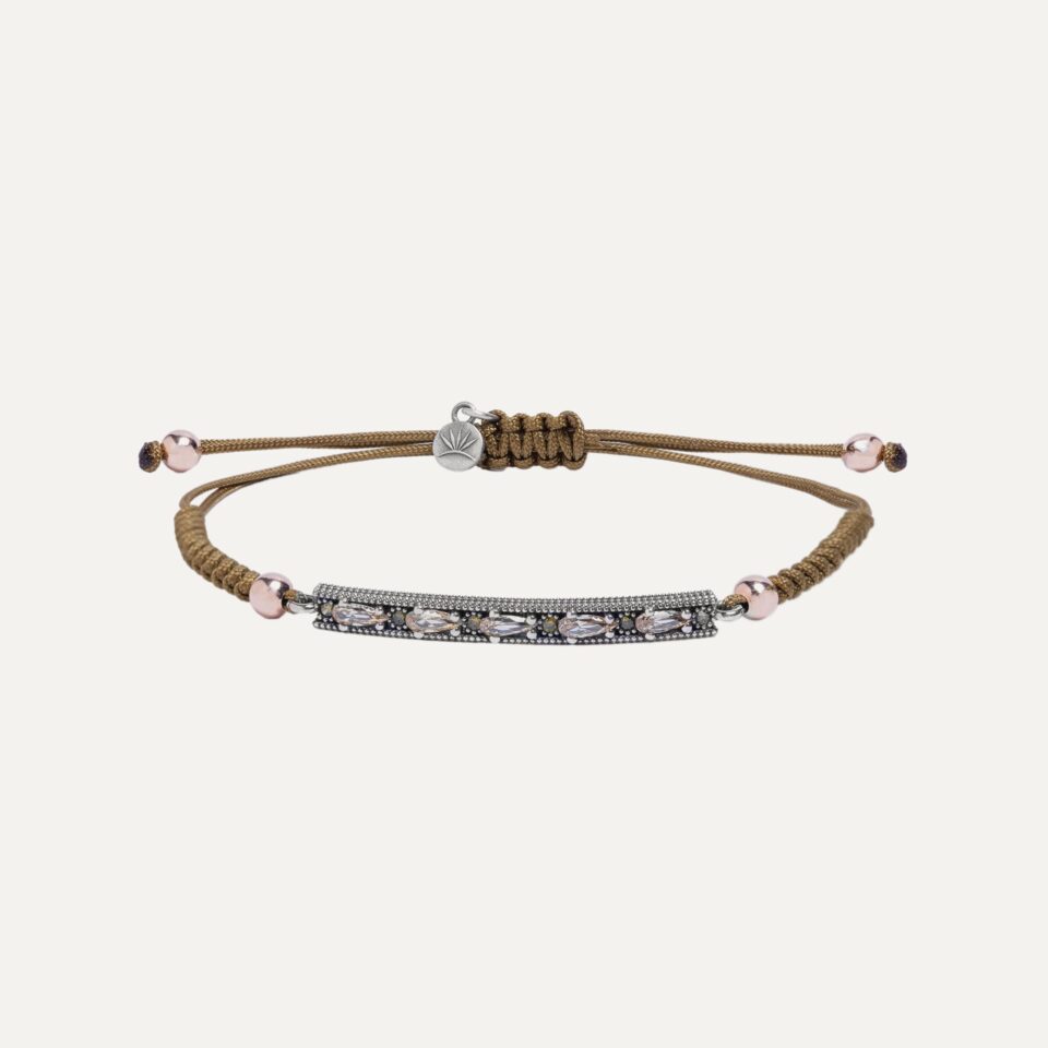 Pulsera SUNFIELD PU065443 es una pulsera con un motivo central de plata de ley 925 con circonitas en diferentes colores de talla princesa. cierre ajustable
