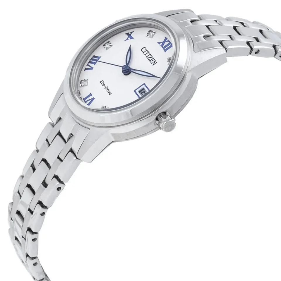 El modelo Citizen Lady Elegance es un reloj para mujer con movimiento eco-drive con esfera plateada con indices en azul dando un toque más fino al reloj.