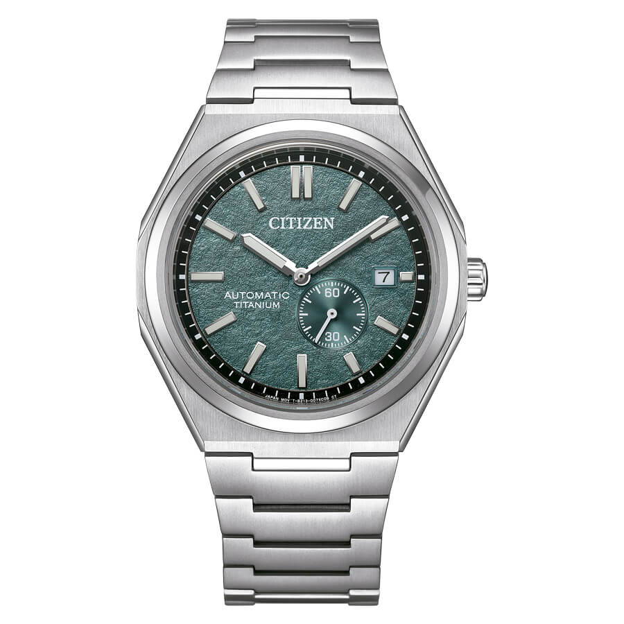 El reloj Citizen Super Titanium NJ0180-80X con movimiento automático destaca su esfera de color VERDE que convierte este reloj clásico en más moderno.