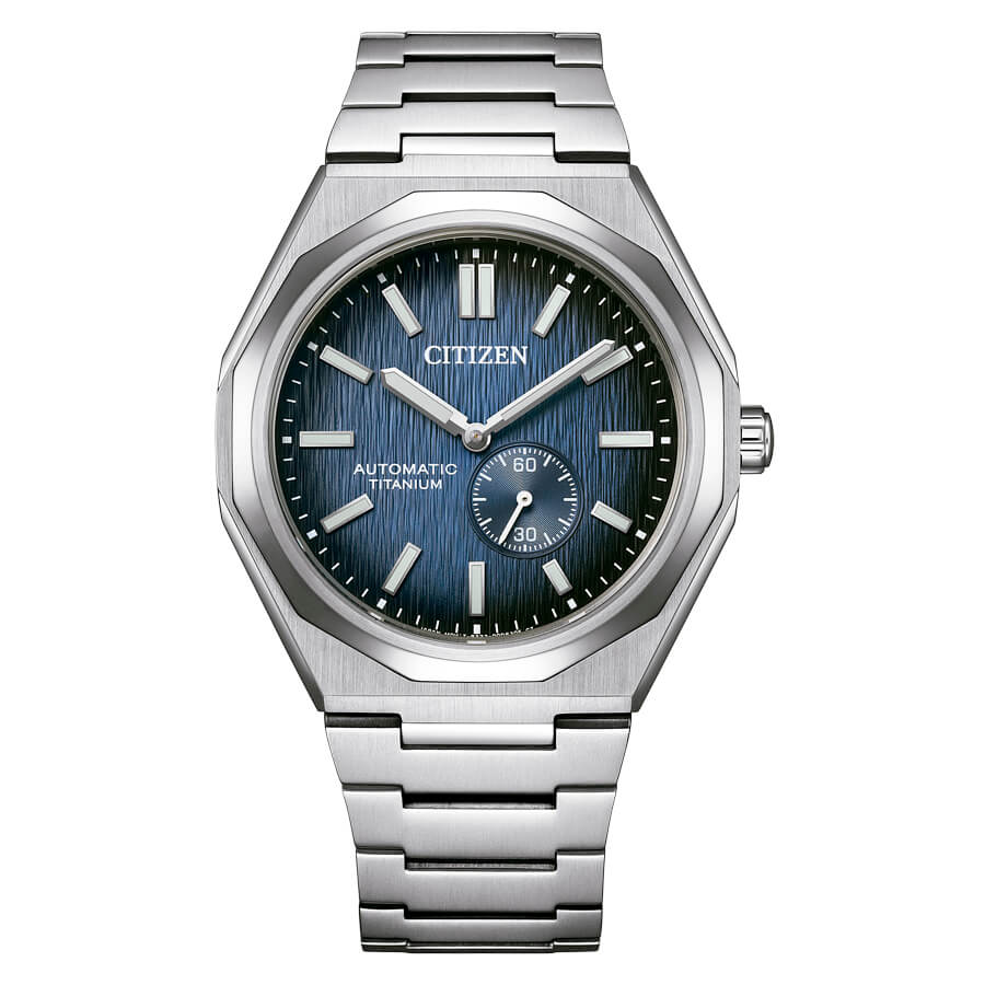 El reloj Citizen Super Titanium NK5020-58M con movimiento automático destaca su esfera de color azul que convierte este reloj clásico en más moderno.