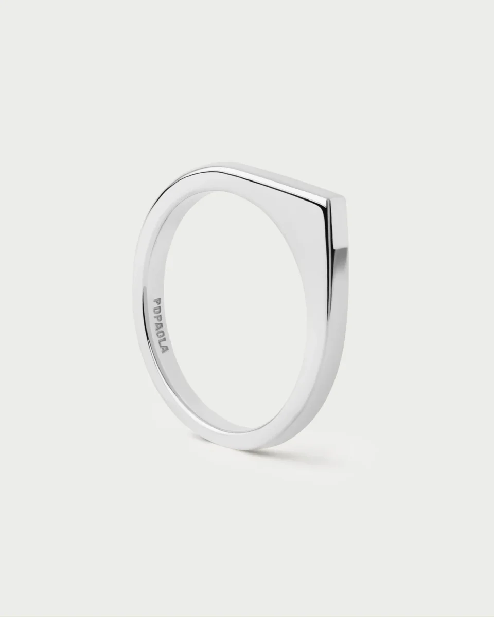 El Anillo Oda PDPAOLA es un anillo que se caracteriza por sus lineas simples apto para cualquier ocasión. a juego con los aros (disponibles