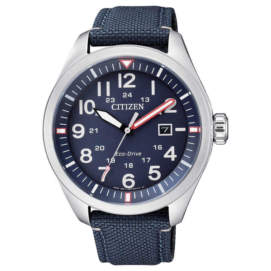 El reloj Citizen Urban AW5000-16L destaca por su aire urbano con su correa de nylon de color azul a juego con su esfera, dandole así el nombre del mismo.