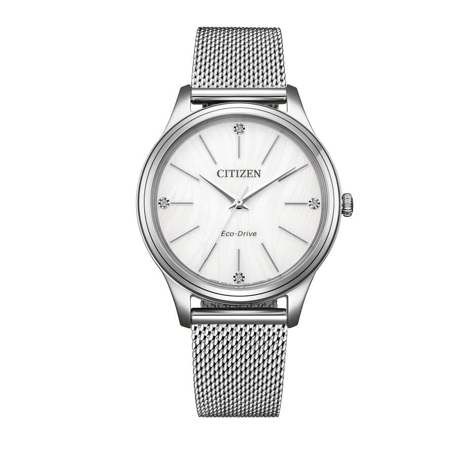 El modelo Citizen Lady Casual EM1220-82A es un reloj para mujer con movimiento eco-drive con un toque de color en la esfera.