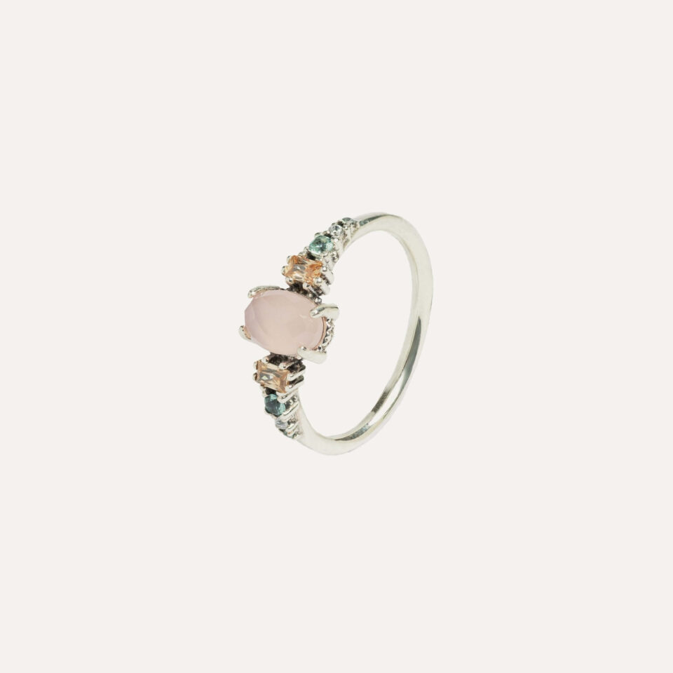 El ANILLO SUNFIELD AN067490 es un anillo de plata con circonitas . un cuarzo rosa engastado a mano  que le da una anchura de 10mm.