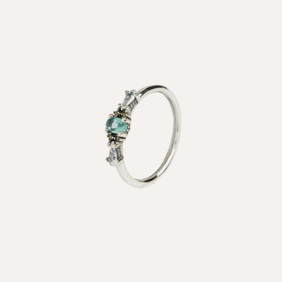 El ANILLO SUNFIELD AN067492 un anillo de plata de ley 925 con circonitas de diferentes tallas y colores, engastadas a mano. Anchura total de 6mm.