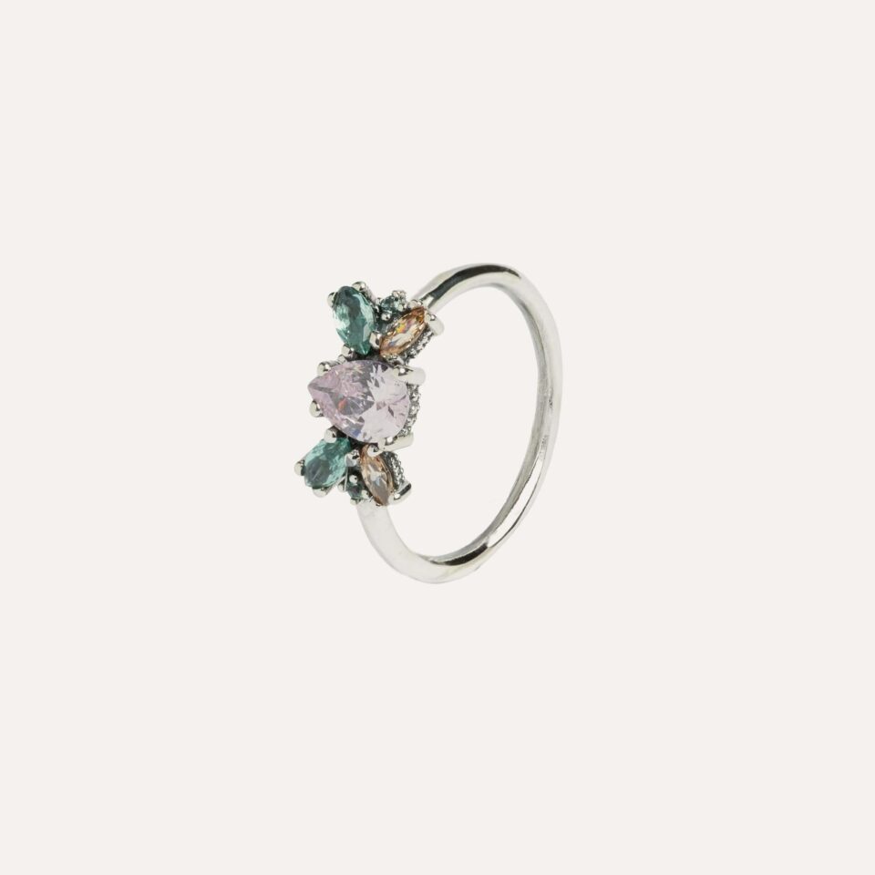 El ANILLO SUNFIELD AN067494 un anillo de plata de ley 925 con circonitas de diferentes tallas y colores, engastadas a mano. Anchura total de 6mm.