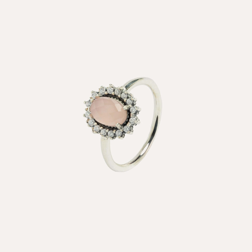 El ANILLO SUNFIELD AN067531 es un anillo de plata con circonitas . un cuarzo rosa engastado a mano  que le da una anchura de 10mm.