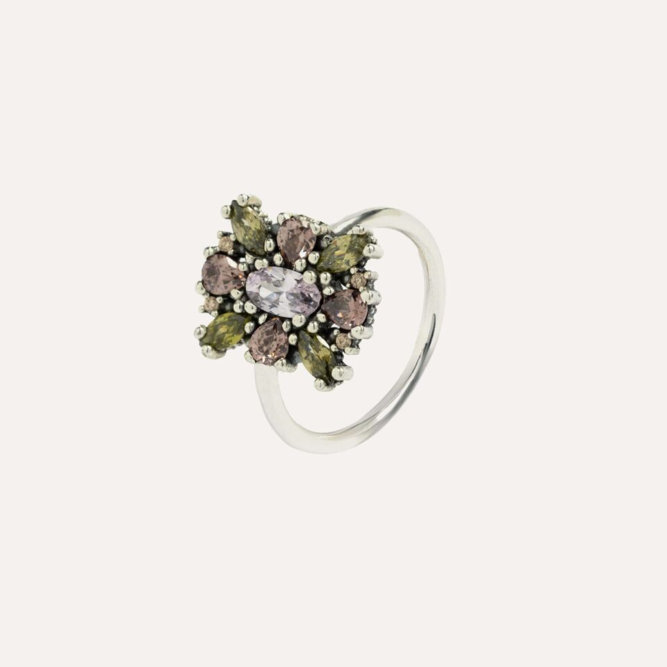 El ANILLO SUNFIELD AN067534 un anillo de plata de ley 925 con circonitas de diferentes tallas y colores, engastadas a mano. Anchura total de 10mm.