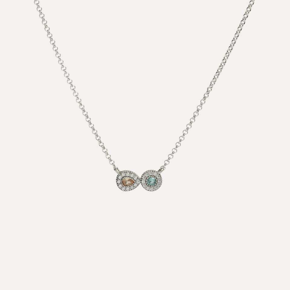 con motivo central y circonita talla brillante. Su diseño muestra una circonita verde mint central en otra talla engastada. La cadena es de plata