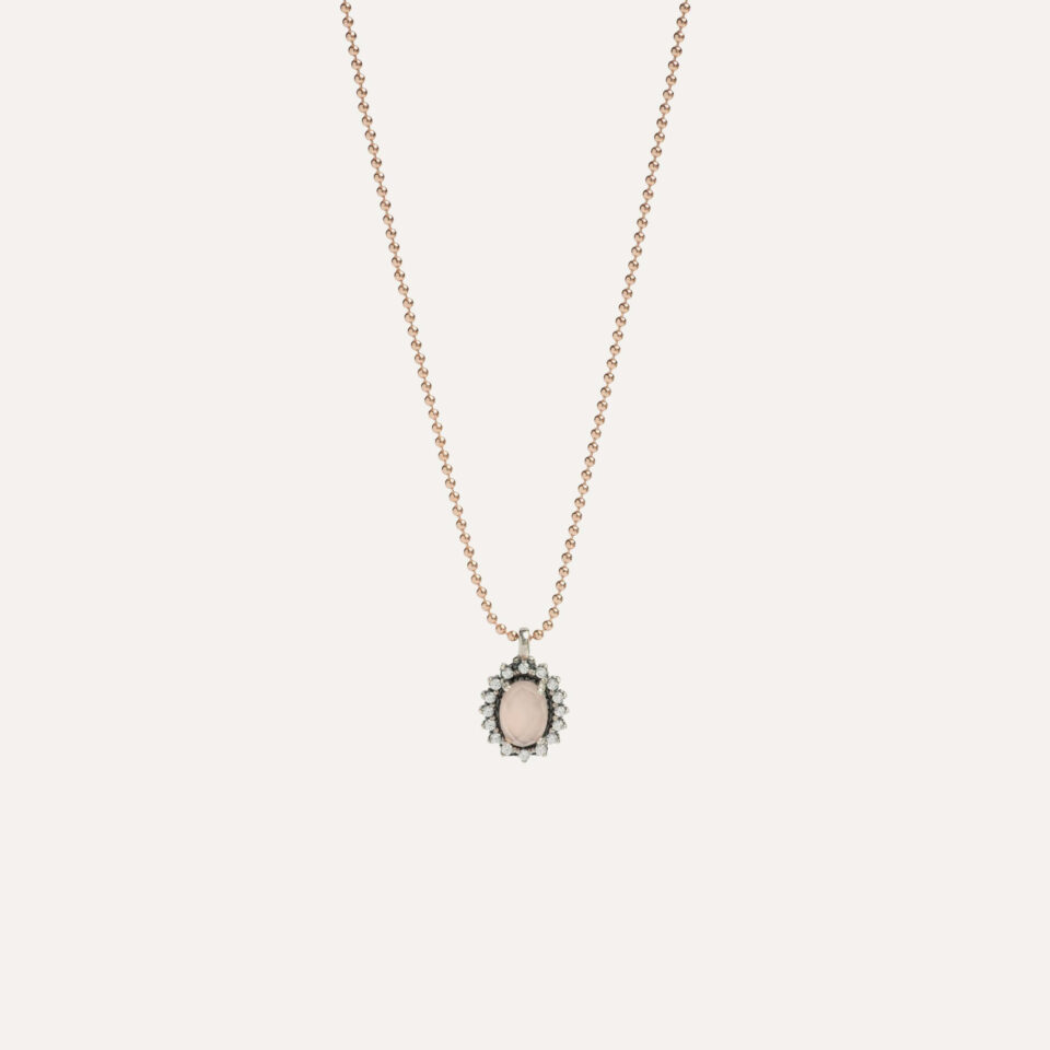 El COLLAR SUNFIELD CL067531 es de plata con circonitas y un cuarzo rosa central, engastadas a mano creando forma de explosión. tamaño de 10mm.