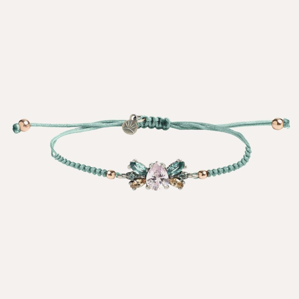 Pulsera SUNFIELD PU067494 tiene  un motivo central de plata de ley 925 con circonitas de color, todo engastado a mano. cierre de macrame