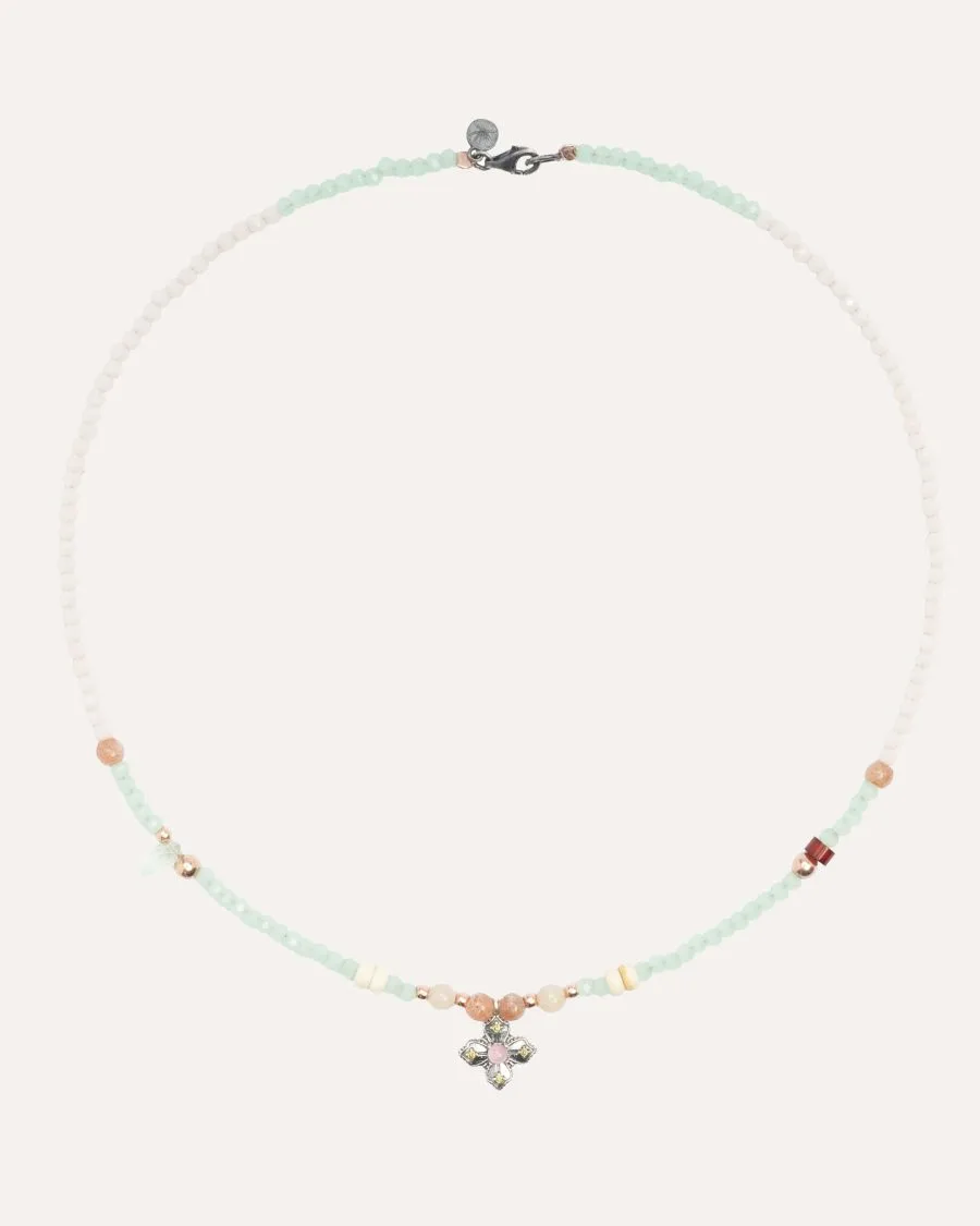 El COLLAR SUNFIELD CL068500/15 es un collar de plata de ley 925 con cuentas minerales. Su diseño muestra una cuarzo rosa central .medida de largo 40 cm.